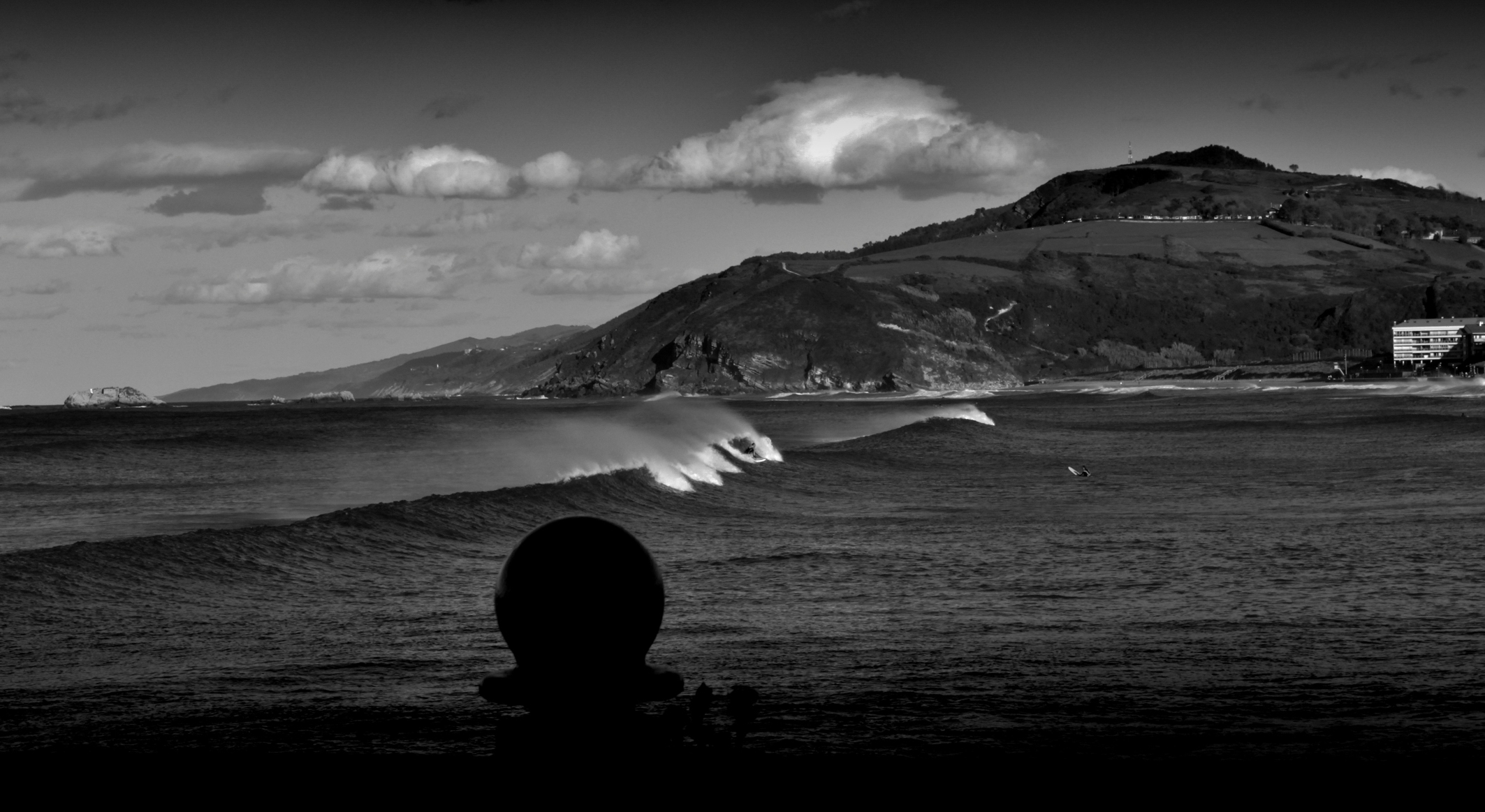 6. zarautz waves b&amp;w