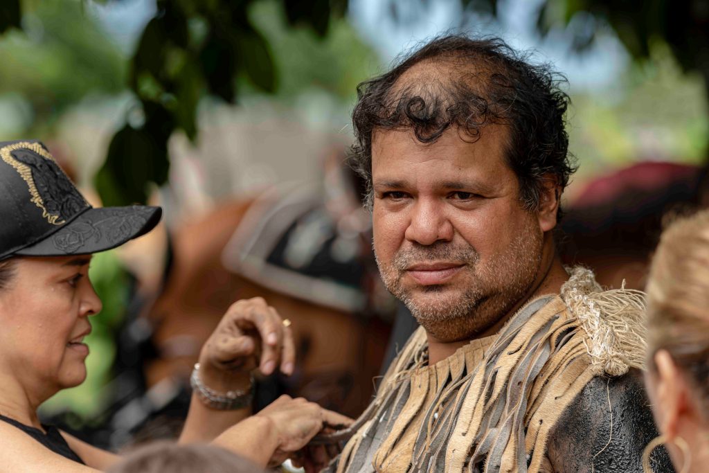 Tras la llamativa máscara de un Cachacero, se oculta el rostro de Fabián Enciso, un ganadero y hombre del llano, comprometido en mantener vigente esta tradición.