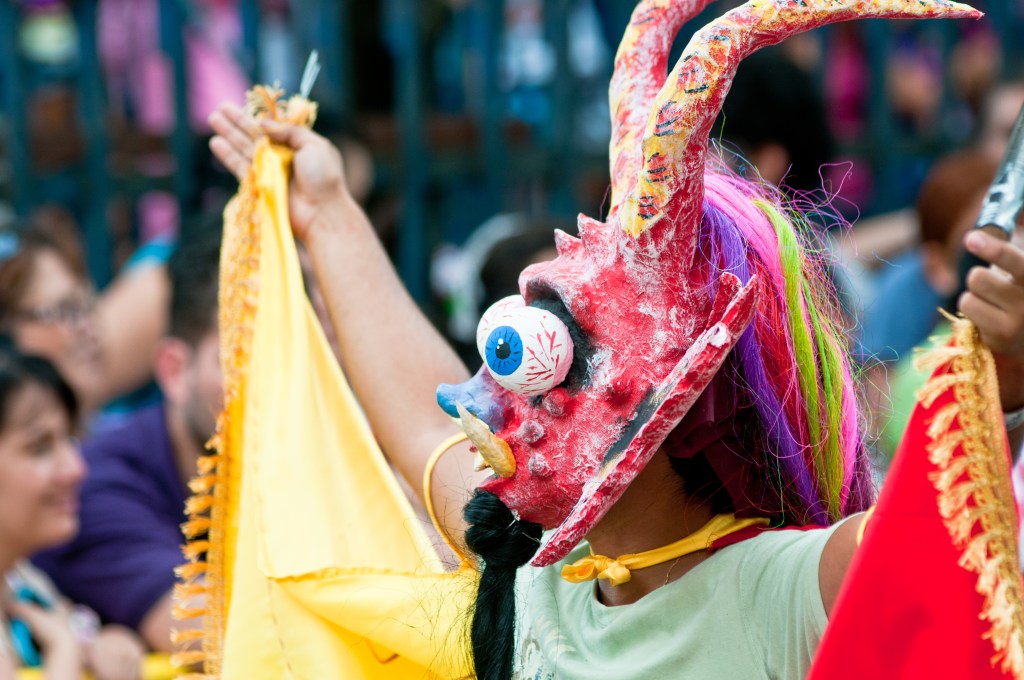 Un juego de máscaras inspiradas en los efectos cutáneos de la enfermedad de Hanssen, representan a los famosos Matachines de Contratación, Santander. Carnaval de Barranquilla